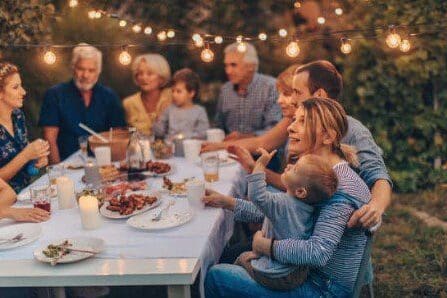 tips to avoid family squabbles family eating outside - tips to avoid family squabbles